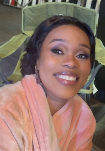 When the flu has you on chokehold and the freezing cold night is gonna be the death of you, but the show has to go on 🎬… Fake it ‘till you feel it 🤣. Oh but I love what I do 🎭