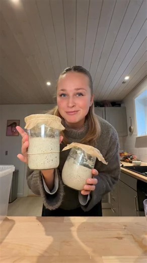 Sofie Buus on Instagram: "Jeg freestyler, men her er, hvordan jeg gør: Blander vand med min surdej. Ved ikke helt, hvor meget surdej, jeg ender med. Mixer godt og blander mel i til ønsket konsistens og tilføjer salt. Jeg laver ikke autolyse eller andet her. Blander bare alt og håber på det bedste. Strækker i det hver halve time 3-4 gange og lader stå på bordet for at hæve i 3-4 timer. Sætter derefter i køleskabet. Her lavede jeg dejen i fredags og bagte søndag, så havde det bare i køleskabet ind