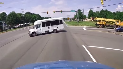 Arrogant Cutaway Bus Driver Flips Off Trucker, Nearly Gets Flattened by 82,000 Pounds Truck