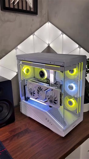 10K views · 192 reactions | Treat yourself to a case that fits any style. The V100 even comes with a dedicated platform to show off your collectibles! Cr. @tech_raptor #lianli #case #setup #cooling #fans #aio #build #pc #V100 #clfans #HydroshiftII | Lian Li HQ | Facebook