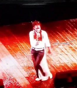 23K views · 42 shares | Motif:1ère scène Lieu: Institut français du Gabon Invité: Singuila Age: 17 ans Poids: Léger (beaucoup même) Question: Mais pourquoi elle crie comme ça ???? La personne qui rit | Tina - Officiel | Facebook