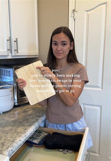 FINALLY getting rid of the plastic cutting boards (& and some old wood ones that I’ll eventually replace as well) 🙌🏼 #nontoxicswaps #nontoxicproducts #lowtoxliving #kitchenessentials #kitchenfinds #householdproducts