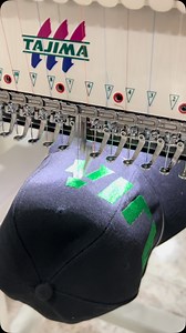 Conoce la bordadora cilíndrica Tajima TMBR-2 de una cabeza y 15 colores. ✅ Área máxima de bordado 360×500mm ✅ Sensor de ruptura de hilo magnético ✅ Pie prensatela electrónico, independiente (DCP) esto quiere decir que directamente desde el panel de operaciones, se puede calibrar la altura del prenatal dependiendo del grosor de la tela. ✅ equipada para bordar, lienzo, prenda, armada y gorra. Pide más información y cotiza en tu Casa Díaz más cercano, o bien directo por WhatsApp al (55)3660-3315. T