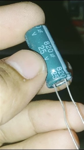 DIY Electronics Repair: Swapping Out Old 1000uF Capacitors #capa#capacitor_circuit #circuitmaker