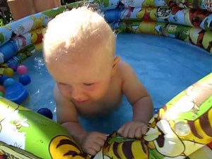 Vlastíček - v bazénku (10.měsíců).MOV