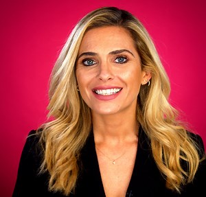 « Ma fille est le plus beau cadeau que j’ai pu avoir dans la vie ». CLARA MORGANE Officiel nous a raconté sa vie de maman. ✨ Son cabaret “Au 7ème” sera à la Nouvelle Eve à Paris à partir du 7 novembre puis en tournée dans toute la France. | Lou
