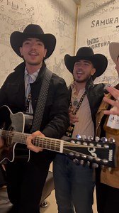 Disfrutando la noche Con los compas de @cuatrodeoro 🫱🏻‍🫲🏼🔥 • • #LosHermanosMendoza🔱 #LHM🔱 | Los Hermanos Mendoza