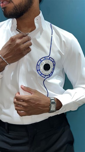 Alexander Mcastle | Alta Moda on Instagram: "La elegancia empieza en los detalles que no se ven. Estructura interna y botones ocultos que sostienen el cuello y elevan la camisa. - - - - - - - - - #fashionbrand #shirt #menwear"