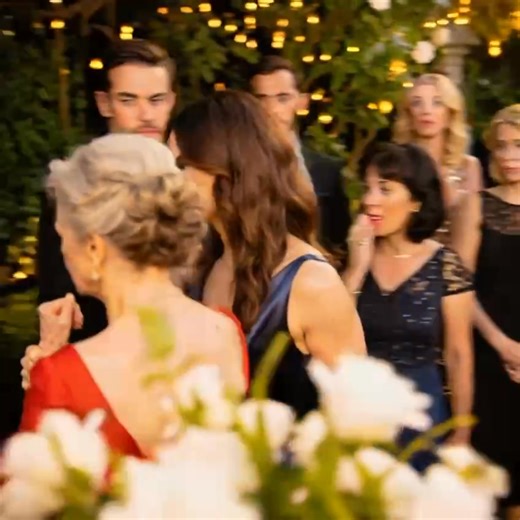 Tout comme sa belle-mère tenta de la gifler, elle saisit la main levée avec un calme qui terrifia tout le monde. Une phrase sortie de ses lèvres brisa tous les liens qu’ils lui avaient imposés. Plus rien ne serait jamais pareil… Quand Mark se précipita vers nous, il regarda tour à tour la posture tremblante de sa mère et mon expression illisible, la confusion nouant ses traits. « Que s’est-il passé ? » demanda-t-il. Linda me montra du doigt, la voix tremblante. « Elle—elle vient de m’attaquer ! 