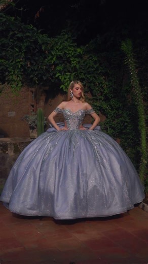 El vestido Katia en Plata se puede crear en una gran variedad de colores #lucyfranco #quinceañera