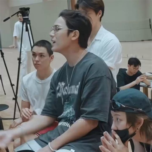 The vibe is Mas-Mas pemilik kost yang kerja remote sebagai web developer dgn gaji USD, sehari-hari tampak kayak pengangguran, target pasarnya Dek Nu mahasiswa penghuni kost lt.2 paling pojok yg lagi stres skripsian.