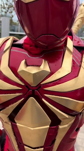 Increíble cosplay de Iron Spider en Marvel 😱