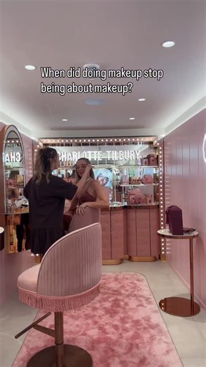 Rachel Eveline - Natural Bridal Makeup London on Instagram: "When did makeup artistry stop being about makeup and start being about whether our grid looks perfectly aesthetic? We’re out here worrying over lighting, transitions, hooks, captions, trending audios… Remember when it used to be enough to post a photo of a beautiful makeup to the grid? Somewhere along the way we’ve ended up believing that: If your feed isn’t curated, you’re not “professional.” If your engagement dips, you’ve somehow fa