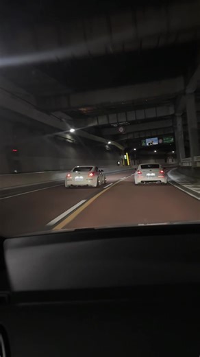 白z33の2台で首都高並走 俺の車のマフラー音しか聞こえない笑 バブリングも👍 #z33 #350z #fyp #05 #stance