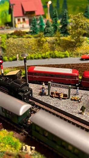 Stadt Bad Schwalbach | Der „Langenschwalbacher“ 🚂 Der „Langenschwalbacher“ ist ein speziell für die Aartal-Eisenbahnstrecke konzipierter Wagentyp, der in der... | Instagram