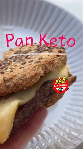 Vanina Ramirez on Instagram: "Pancito Keto Sin gluten y Apto Diabéticos! Seguro ya viste esta receta como yo y nunca te animaste a hacerla! Bueno te cuento que he perdido mucho tiempo 🤣🤣🤣 es tremendamente rico! Compartila a quien sepas que necesita esta receta. 2 cucharadas queso crema 5 cucharadas de harina de almendras 1 cucharadita de polvo de hornear Te van a salir 2 tamaño de hamburguesa común o ideal para estas fiestas te salen 4 chips! Comentá Quiero Y te paso más recetas Keto! Gracias