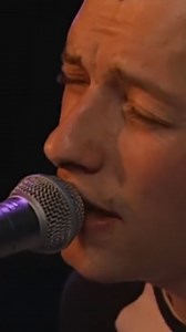 25 years of Trouble 🧡 Il 23 ottobre 2000 i Coldplay pubblicavano Trouble, terzo singolo estratto dall'album Parachutes. 🎥 @2metersessions | Coldplay Nation