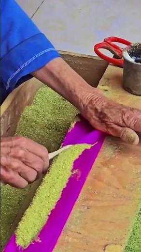 神を祀るための線香を作る工程