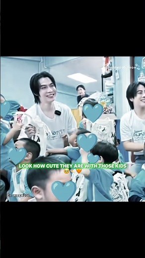 Look at how that kids is staring at Firstkhao, SO CUTE😭🤏🏻🧡 #Firstkhaotung #เฟิร์สข้าวตัง #earthmix