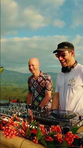 This is ‘Screen’, the shimmering new collaboration from Calcou, Jody Wisternoff and James Grant ✨