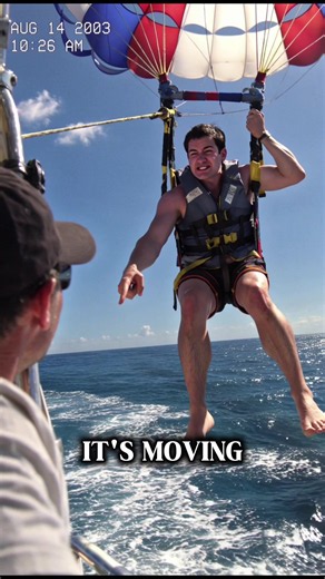 📼 AGOSTO DE 2003 Durante una sesión de parasailing, un turista comenzó a señalar desesperadamente hacia el océano. La persona que grababa desde la embarcación giró la cámara hacia el agua… y captó una enorme silueta moviéndose bajo la superficie. No salió del agua. No hubo ningún ataque. Solo una sombra gigantesca que parecía avanzar lentamente bajo la embarcación. 👁️ ¿Tú qué crees que estaba debajo del agua? #MetrajeEncontrado #Misterio #Leviatan #OceanMystery #CriaturasMarinas