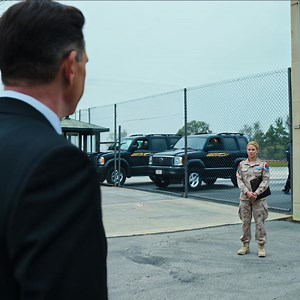She Was Sent to Guard the Ammunition Depot—Then a SEAL Commander Arrived and Thanked Her. Fort Campbell, 07:50. Morning haze lifts off the Tennessee–Kentucky line, and the fence line hums like a tuning fork—three tiers of chain link, warning placards, a guard shack that smells faintly of coffee and paper dust. Staff Sergeant Tricia Ferrell signs off another perimeter sweep, the kind of work people call “basic” until the day it isn’t. No splashy unit patches. No ribbon rack. Just ACUs that have s
