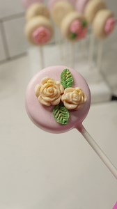 Decorate cake pops with me 💐 Customer requested an elegant rose theme & I absolutely loved these colors! 💕 #cakepops #cakepopdecorating #roses #rosetheme #treats #dessert #dessertlover #fblifestyle #treatmaker | Jessica Sotelo