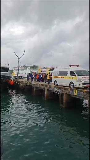 Labuan Bajo info on Instagram: "Satu dari 4 korban tenggelamnya kapal wisata Putri Sakinah telah ditemukan oleh tim pagi ini Senin 29 Desember"