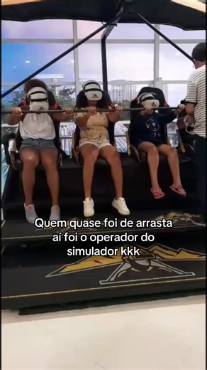 O operador do simulador quase que partiu kkkkk#realidadevirtual #engraçado