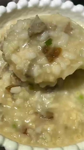 深夜饿了、早餐急了？这杯速食粥就是救星！开水一冲，静待五分钟，立刻得到一碗软糯香稠的热粥。真材实料看得见，鲜香暖胃不将就。不用开火、不用洗碗。Hungry late at night or rushed in the morning? This instant porridge is your savior! Just add hot water, wait five minutes, and you’ll have a bowl of warm, soft, and fragrant porridge ready to enjoy. Made with real ingredients you can see—it’s flavorful, comforting, and never compromise. No cooking, no cleaning up.