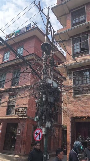 Μπορείς να βρεις την οπτική ίνα που χάλασε? #nepal #katmandu #fiber #ftth #internet @Takis