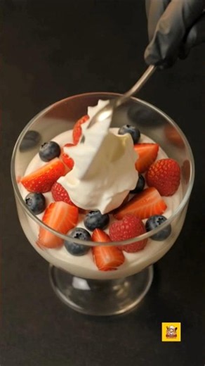 BRITISH BERRY & CREAM #BerryAndCream #ASMRCooking #StrawberryDessert #viralreels