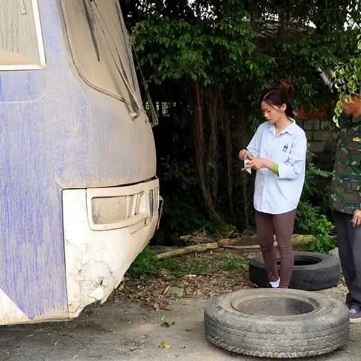 13M views · 252K reactions | Genius girl's challenge Restart the Hyundai bus (35 seats) after 20 years of abandonment | Cordle 1M | Facebook