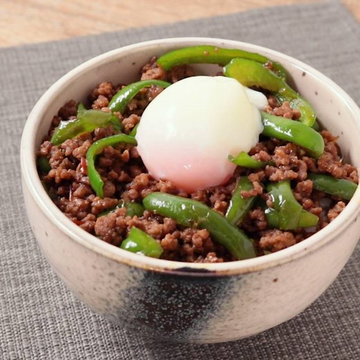 ピーマンとひき肉の甘辛丼 作り方・レシピ | クラシル
