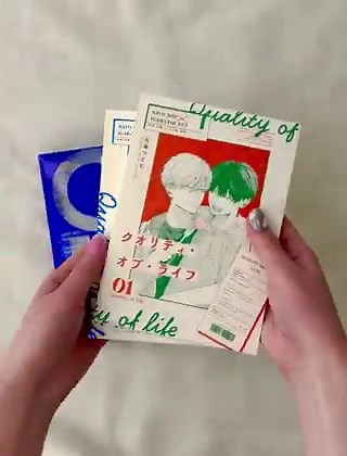 【実物で見る表紙デザイン｜『クオリティ・オブ・ライフ』】 兎掬つとむ様（@ttk_ttm）より、実物をご紹介します🌷2冊組をクリアブックケースで仕立てた装丁。それぞれ特色二色刷りが印象的で、ブルーのブックケースを重ねることで、また違った表情を楽しめる仕上がりです✨