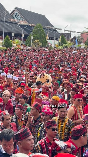 Kasihan Simada terperangkap di kerumunan ribuan orang dalam pemecahan Rekor MURI 😂 Jadi harus dibantu evakuasi oleh mas-mas baju hitam. Kalau sampai pingsan kan repot ya | INFO KUBAR
