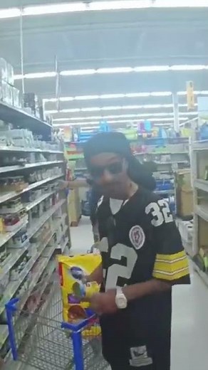 Omg I met snoop doggy dog in Walmart