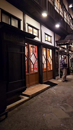 銀山温泉の魅力は、大正末期から昭和初期に建てられた木造りの家屋や温泉旅館が軒を連ねる街並みです。銀山川の両岸に建ち並ぶ木造旅館、夕暮れどきの温泉街を照らすガス灯、石畳の通路のところどころに埋め込まれた雪の結晶柄のタイルなど、現代の建築物や街並みとは異なる独特の美しさを放っています。﻿#銀山温泉 #旅人 #温泉だいすき #夜の街並みで #素敵な夜をこの街で #一人旅