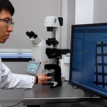 Video: Micropatterning Transmission Electron Microscopy Grids to Direct Cell Positioning within Whole-Cell Cryo-Electron Tomography Workflows