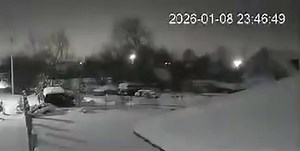 This is what a strike by a Russian "Oreshnik"/"Kedr" (RS-26) ballistic missile looks like, tonight in Lviv Again, without warheads, just empty submunitions - duds. Just like a year and a half ago in Dnipro. HOW THIS MISSILE WORKS - The RS-26 reaches its target, splits into parts, and then the combat unit itself is divided into many small hypersonic warheads, which in the "original" missile have a special combat unit (a nuclear one) DISTANCE - If we measure from Kapustin Yar to Lviv, it's somewhe