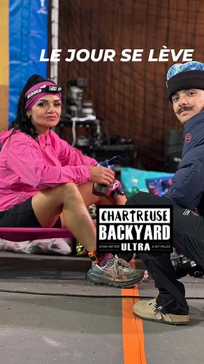 20ᵉ tour et le jour se lève sur la Chartreuse Backyard — et ça va faire du bien à tous les organismes. Cela fait maintenant plus de 19 heures qu’ils courent, soit 127 km d’efforts. Ils sont encore 44 en course, dont 7 femmes : ils méritent vos encouragements. La bataille continue avec de la lumière. #ChartreuseBackyard #Raidlight #MadeInChartreuse #BackyardUltra #DernierDebout @raidlight Patty MadeinItaly | Chartreuse Back Yard Ultra