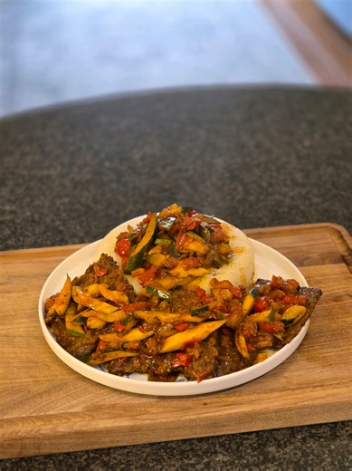 Pan-Seared Kebab with Vegetable Sauce | Easy & Juicy 🔥 A quick, oil-free dish that still gives you that authentic grilled kebab flavor 😍 Juicy, aromatic, and perfect with a plate of fluffy rice 🍚🔥 Ingredients: Ground beef Grated onion (squeezed, no water) Baking soda Garlic Breadcrumb Salt, black pepper, paprika, turmeric, sumac For sauce: Chopped tomatoes Chopped zucchini Onion & garlic Spices and water Instructions: Start by squeezing all the water out of the grated onion. Mix it with a li
