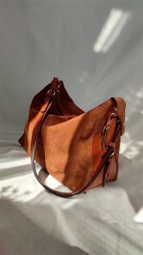 ‎هارما/ تولید کیف های چرم طبیعی‎ on Instagram‎: "حکایت جالب حاجی بازاری با تماشای تولید کیف چرم تبریز کیف تمام چرم طبیعی ترکیب چرم جیر با چرم ناپا ابعاد 25*35 وزن 600گرم تمامی کارها تولیدات خودمونه و برای اماده شدنشون 10-15روز کاری زمان لازمه اگه به کیفهای چرمی علاقه داری پیجمونو دنبال کن #کیف_شیک #کیف_زنانه #کیف_اسپرت #کیف #کیف_بزرگ"‎