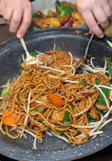 Gebratene Nudeln mit Gemüsen Zutaten: \t•\tGebratene Nudeln \t•\tSojasprossen \t•\tZwiebeln \t•\tRote Zwiebel \t•\tFrühlingszwiebeln \t•\tKarotten \t•\tLee Kum Kee dunkle Sojasauce \t•\tSalz \t•\tPfeffer \t•\tMaggi Gewürzmischung für gebratene Nudeln #gebratenenudeln #asiatisch #gemüse