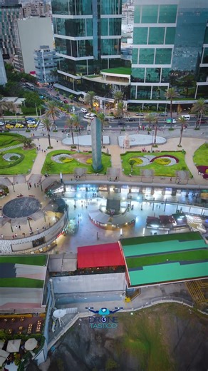 Explorando Larcomar: Belleza de Lima al Atardecer