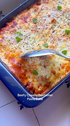 Who doesn’t love a cheesy bechamel pasta bake ? This one is an absolute HIT! So many of you have remade it & made it a staple, if you haven’t tried it you must 🤤 it’s beefy, cheesy & full of flavour that I’m sure the whole family will love! Here’s the full recipe 👇 Bechamel Pasta Bake Serves 6-8 500g spiral pasta 500g beef mince 1 large onion, diced 3 garlic cloves, minced 700g Passata puree 2 tablespoons tomato paste 2 cups reserved pasta water 1 tablespoon dry Italian style herbs 1 teaspoon 