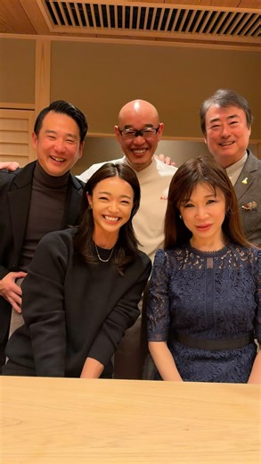 早稲田知子／T.WASEDA on Instagram: "鮨 あら輝 本当に贅沢な時間を素敵なメンバーで、 荒木さんの握るお鮨を 堪能させてました。 ありがとうございます。 本当に美味しく、 鮪を握る荒木さんを 目に焼き付けました。 2026年も宜しくお願い致します。 時が止まって欲しいと 思うぐらい、 私にとって贅沢な時間でした。 皆さんに、感謝です。 #鮪 #sushi #tuna"