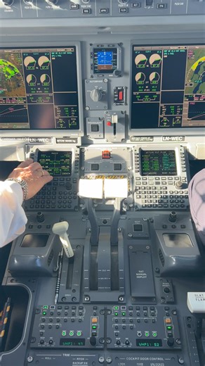 The E2 cockpit 😍 | Airways Magazine