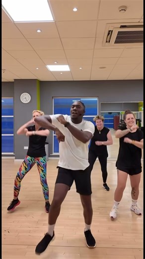 "Dançando através das Décadas: O Passado em Movimento" #dança #dancinha #coreografia #nostalgia