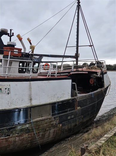 Sooooo, she is upright again not sure how, all the ropes are now tied off nicely, so I suspect, whoever loves her came back to right her. She is no longer tethered to the shore though, but she felt closer to it. I will look out for any more changes 😁 #northdevon #coastallife #boats #wintercoast #seaside